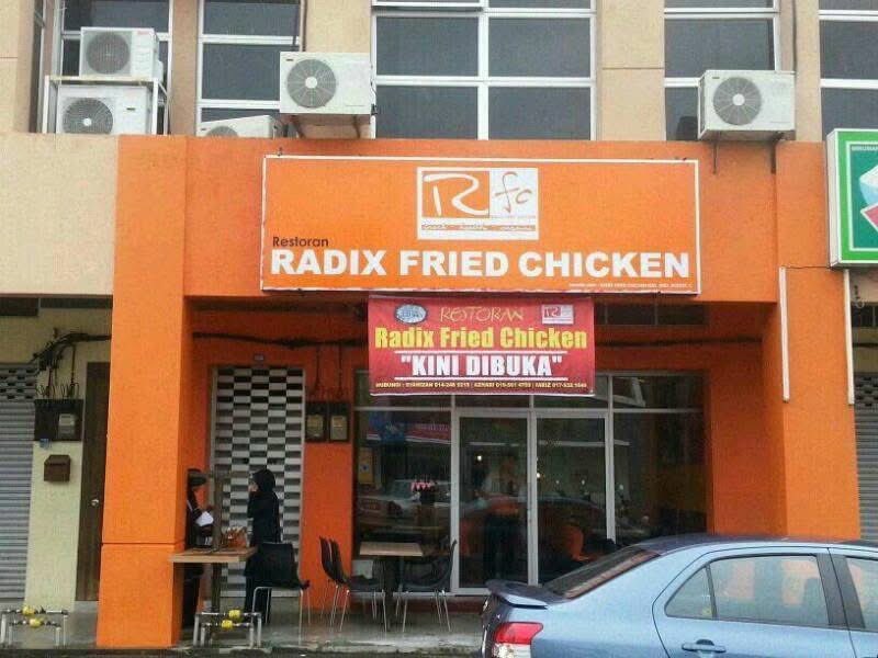 syahir's tweet photo. Radix Fried Chicken by HPA was the true OG of KFC-wannabe-but-failed. Tried their food at the first branch in Shahab Perdana, Alor Star 20 years back. Big size of chicken parts but bland as hell. 🤣

HPA tunggang melayu islam lebih awal sebelum zaman Tiktok &amp; Threads 🤣 https://t.co/JBc6gcP65X