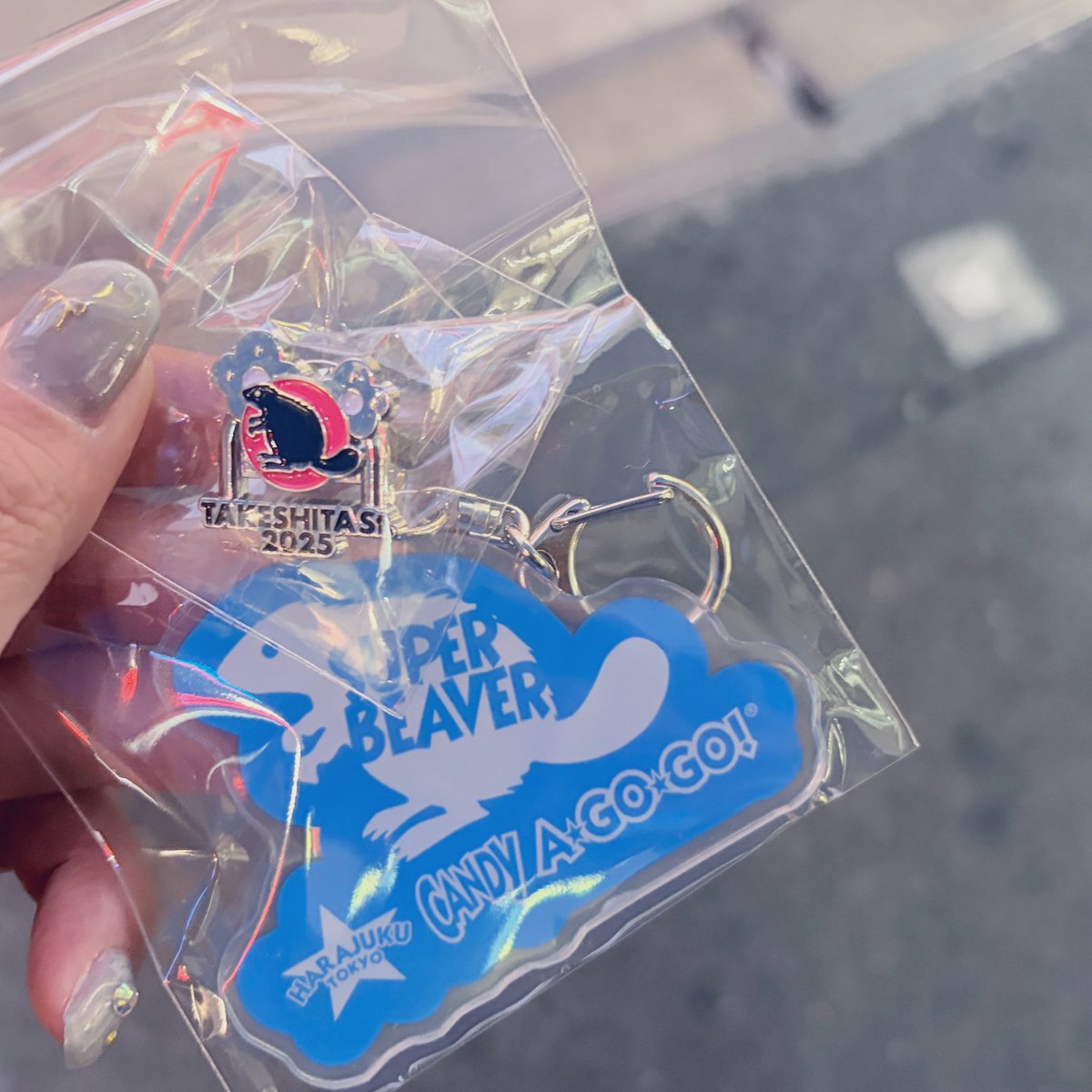 スタンプラリーでピンバッジ当たってご満悦です🫶
人は多いです。とても。
#竹下ビーバー 
#SUPERBEAVER