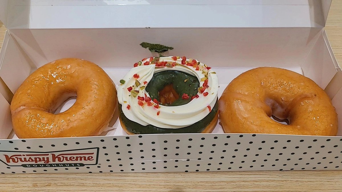 jaeprincess_luv's tweet photo. #throwback030126
#krispykremedoughnuts
#pistachiocheesecake
#originalfavor

口感不錯 媽媽也覺得 只是有點甜～ https://t.co/bbhvvFKjkf