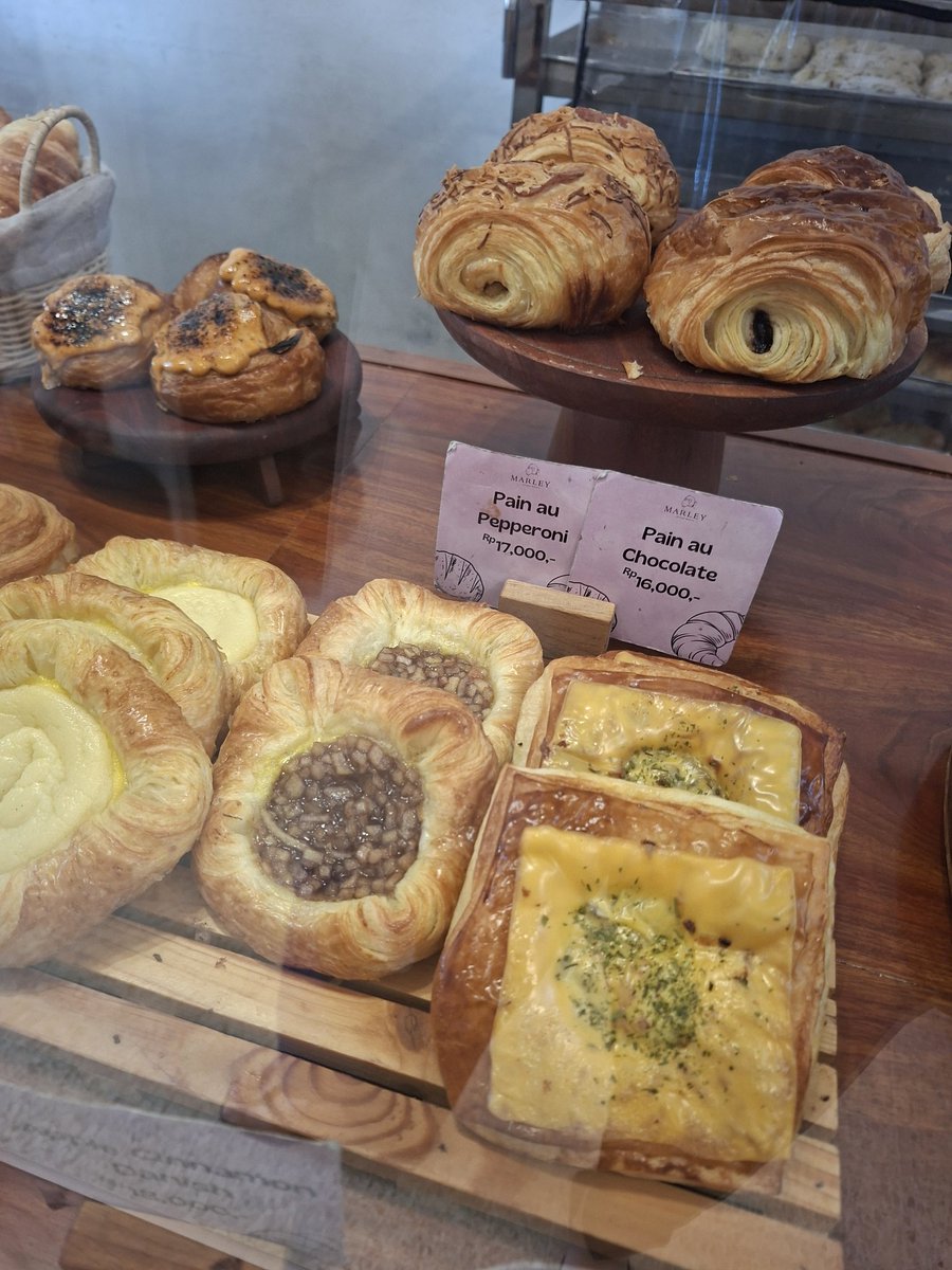 cimolbelajar's tweet image. akibat setiap ngampus mau mampir, tapi selalu "ah besok-besok aja lagi deh..."

baru nyobain MARLEY di penghujung semester 5. #nyesel

YUMMYYY harga kantong pelajar, besok kalo ke kampus wajib mampir 😭🫰