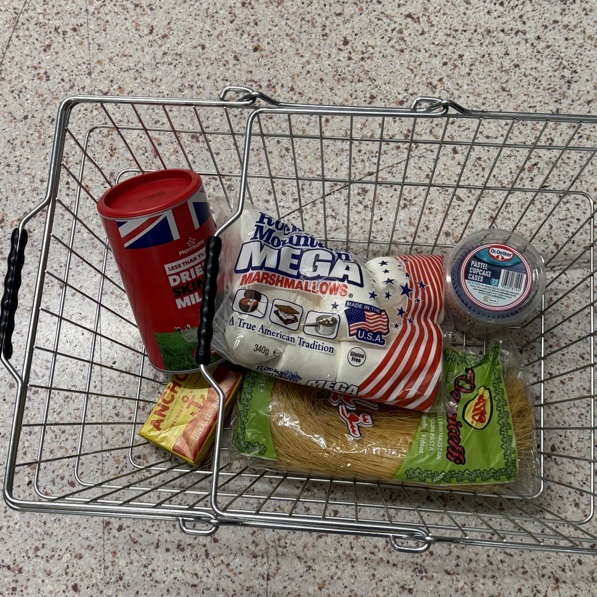 cherry_witth's tweet image. 영국 살면 좋은 점 (처음느껴봄)

-&amp;gt; 35000원도 안넘게 두쫀쿠 대량 생산 가능 😅