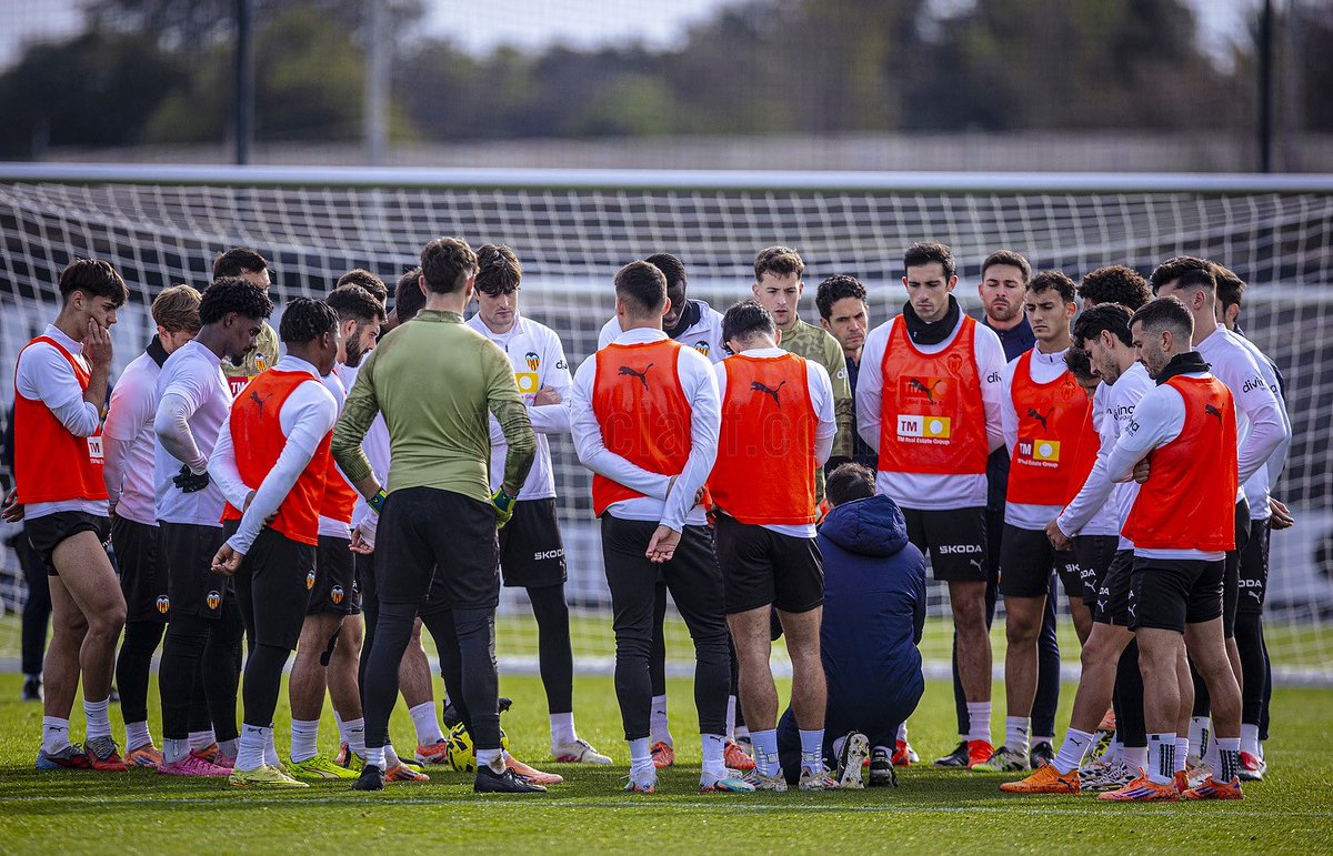 TribunaVCF's tweet photo. 🦇 El @valenciacf ha entrenado hoy en Paterna después de la derrota ayer en Vigo 

🧤 Dimitrievski ha entrenado con el grupo y está previsto que esté contra el Elche https://t.co/fTq4v7Xitm