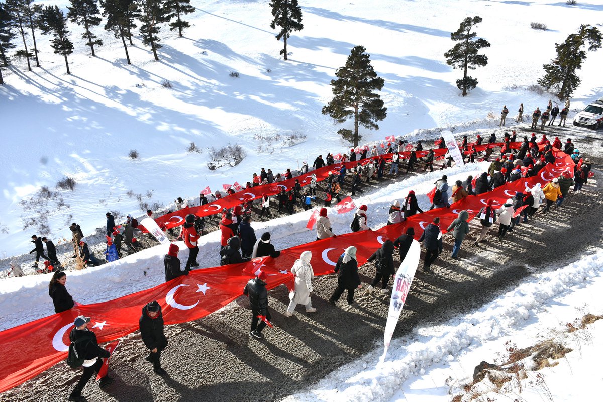 gencliksporbak's tweet photo. Sarıkamış Harekâtı’nın 111. yıl dönümünde, vatan topraklarını müdafaa etmek uğruna canlarını feda eden aziz şehitlerimizi rahmetle, minnetle yâd ettik.🇹🇷

Soğuğa aldırmadan şühedanın izinden yürüyen vefalı gençlerimize ve vatandaşlarımıza teşekkür ediyoruz.

#BuTopraktaİzinVar https://t.co/BjVF4B0lk4