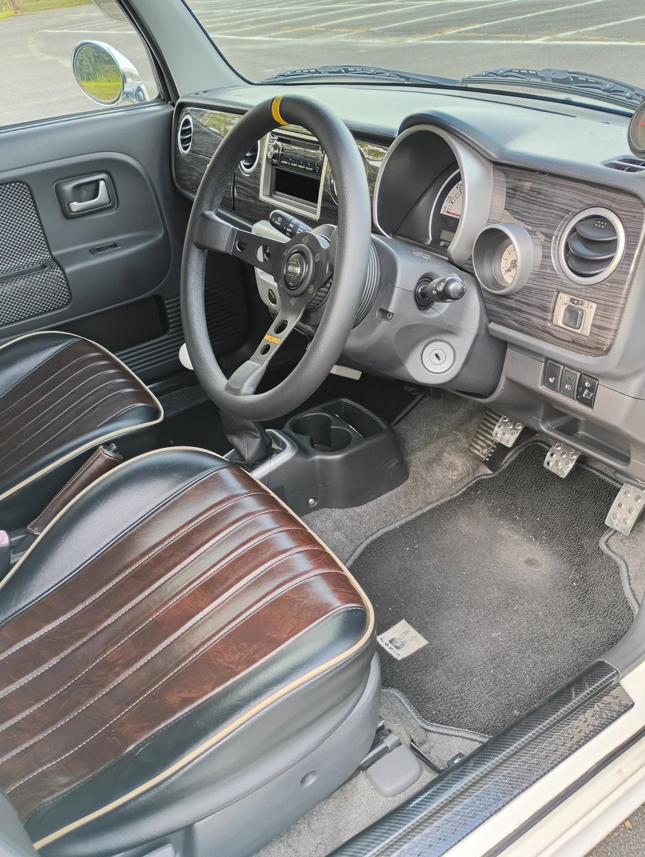 CL71069477's tweet image. フロアマット、純正は貴重だ～と自己満してたけど穴空いてるから新しいのに換えたい
#ラパンSS　#he21s