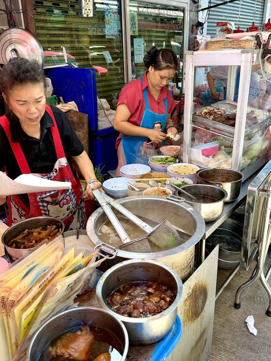 ขอยกให้บะหมี่กวางตุ้ง 2030🍜✨ คือทีเด็ดเยาวราชมากกกกก เส้นบะหมี่ลวกมาเด้งสู้ฟันหอมน้ำมันกระเทียมเจียว โปะมาด้วยหมูแดงติดมันย่างมาแบบฉ่ำๆหอมกลิ่นสโมค โรยเนื้อปูราดด้วยน้ำหมูแดงหอมๆ อร่อยเกินเรื่องมาก🫠💗 เป็นร้านที่ควรไปต่อ 2026 คับ✅
<a href="/aroii/">@aroii บอกต่อ</a> <a href="/ReviewAroii/">รีวิวอร่อย</a> #อร่อยบอกต่อ