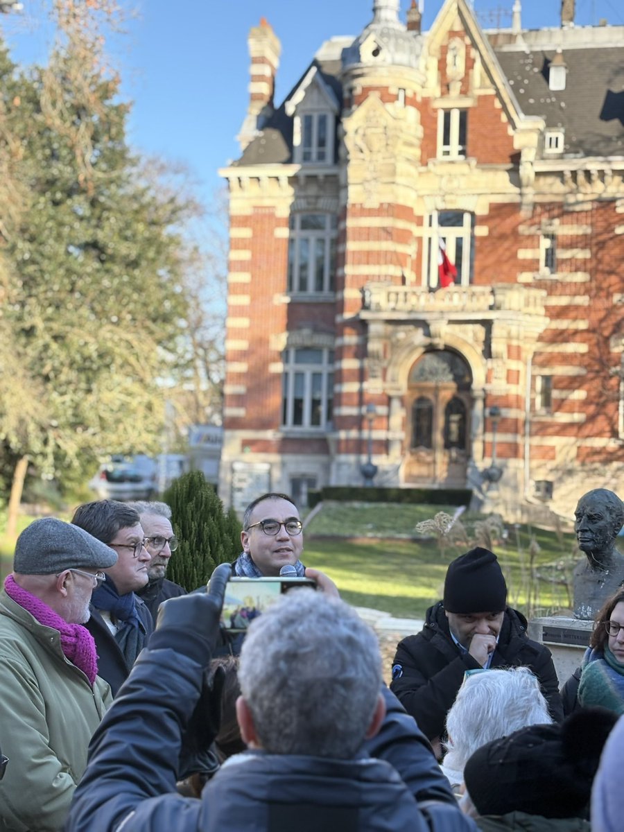 Lille_en_commun's tweet photo. Première cérémonie de vœux de 2026 autour du maire d’Hellemmes, Franck Gherbi, aux côtés de @Ardeslandes @ch_brun @A_Linkenheld &amp; @ocaremelle 
Du soleil et un peu de neige pour ouvrir l’année, échanger avec les habitantes et habitants. https://t.co/cA6XGLWz4E