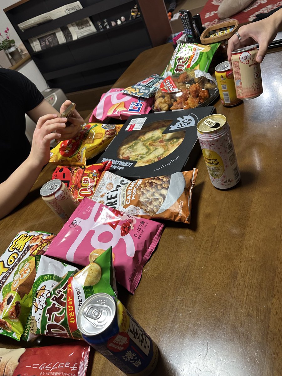 e52jade's tweet photo. 正月は沢山の同級生とめちゃくちゃ飲んで歌って贅沢しまくった💸
来年もみんなで集まれるといいな
2026皆様ご安全に参りましょう https://t.co/82IhPBI5Wb