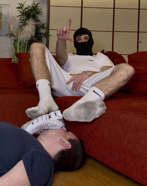 1 sniff and you’ll be addicted to <a href="/MasteRodriguezz/">MasterRodriguez 📍Berlin</a> 👟🧦🥵