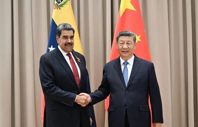La Chine 🇨🇳 n’a pas d’autre solution que d’envoyer une force militaire au Venezuela afin de protéger ses intérêts et de garantir la légalité constitutionnelle vénézuélienne.
Si la Chine reste silencieuse et passive ( <a href="/AmbassadeChine/">Ambassade de Chine en France</a> ) , dans de simples déclarations diplomatiques,