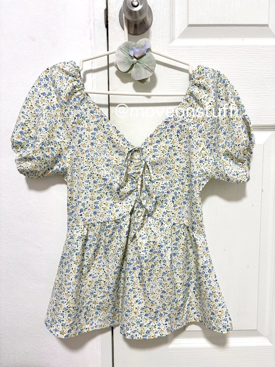 moveonstuff's tweet image. 𐙚 Pokee peeko ♡ / Ciara Top
from 490 baht (โทนดอกไม้สีฟ้าน้ำเงินเหลือง🫐🌸)

🩷price /265.- 
ใหม่มาก ไม่มีตำหนิ ✨

Size : S (เหมาะสำหรับลูกค้าที่อก 28-32”)
ยาว23” ยางแขนก่อนยืด9” 

#ส่งต่อpokeepeeko #pokeepeeko #ส่งต่อเสื้อผ้า #โล๊ะตู้เสื้อผ้า