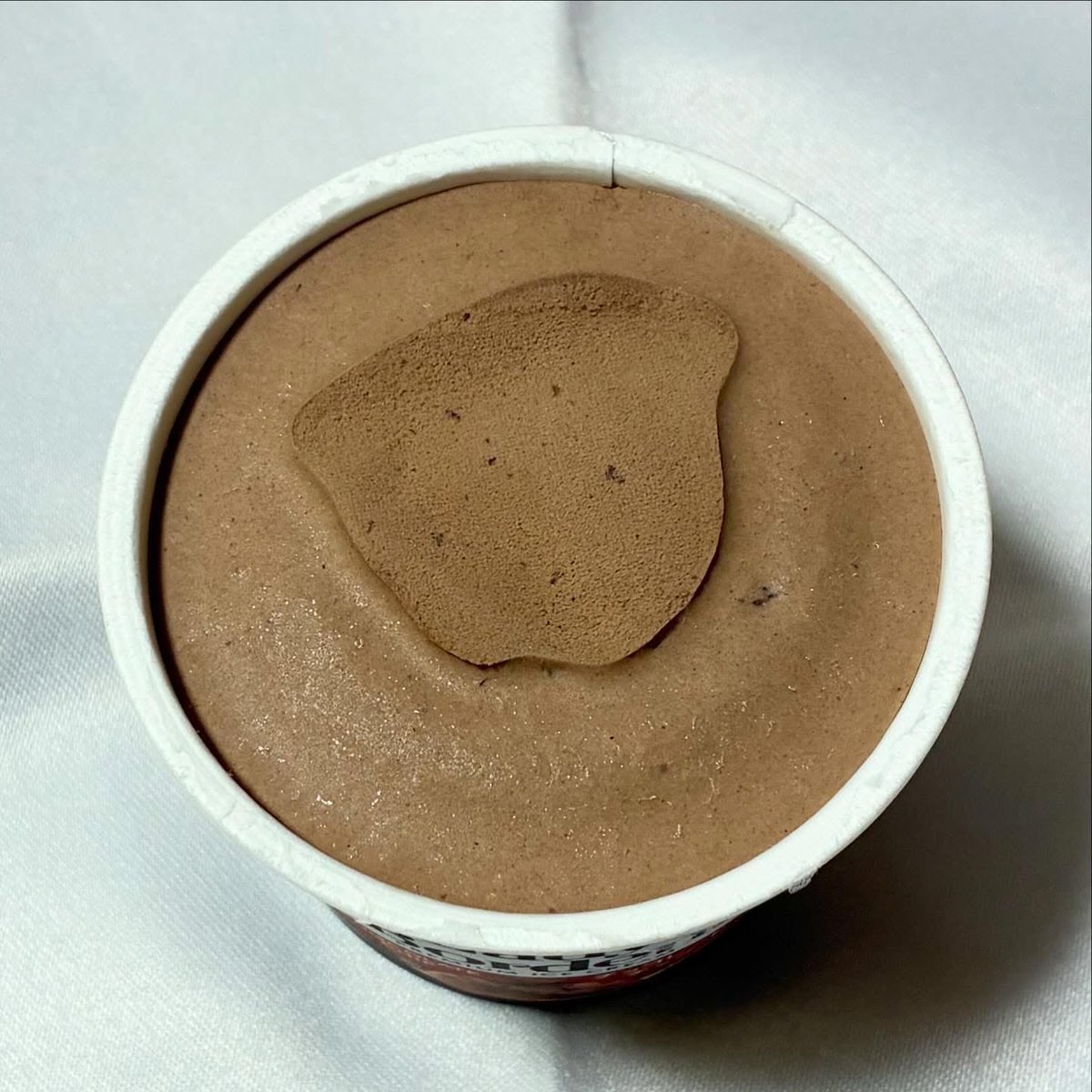 【1月4日(日)の〆アイス】今日はチョコチップ。甘さ控えめなココア風味のチョコレートアイス。チョコチップが細かいので引っ掛かりなくアイスを楽しめる。ゴリゴリチョコがブームだけれどこれはこれで良い。
『レディーボーデン　ミニカップ　チョコレートチップ』 ★★★★★
#アイス #ロッテ