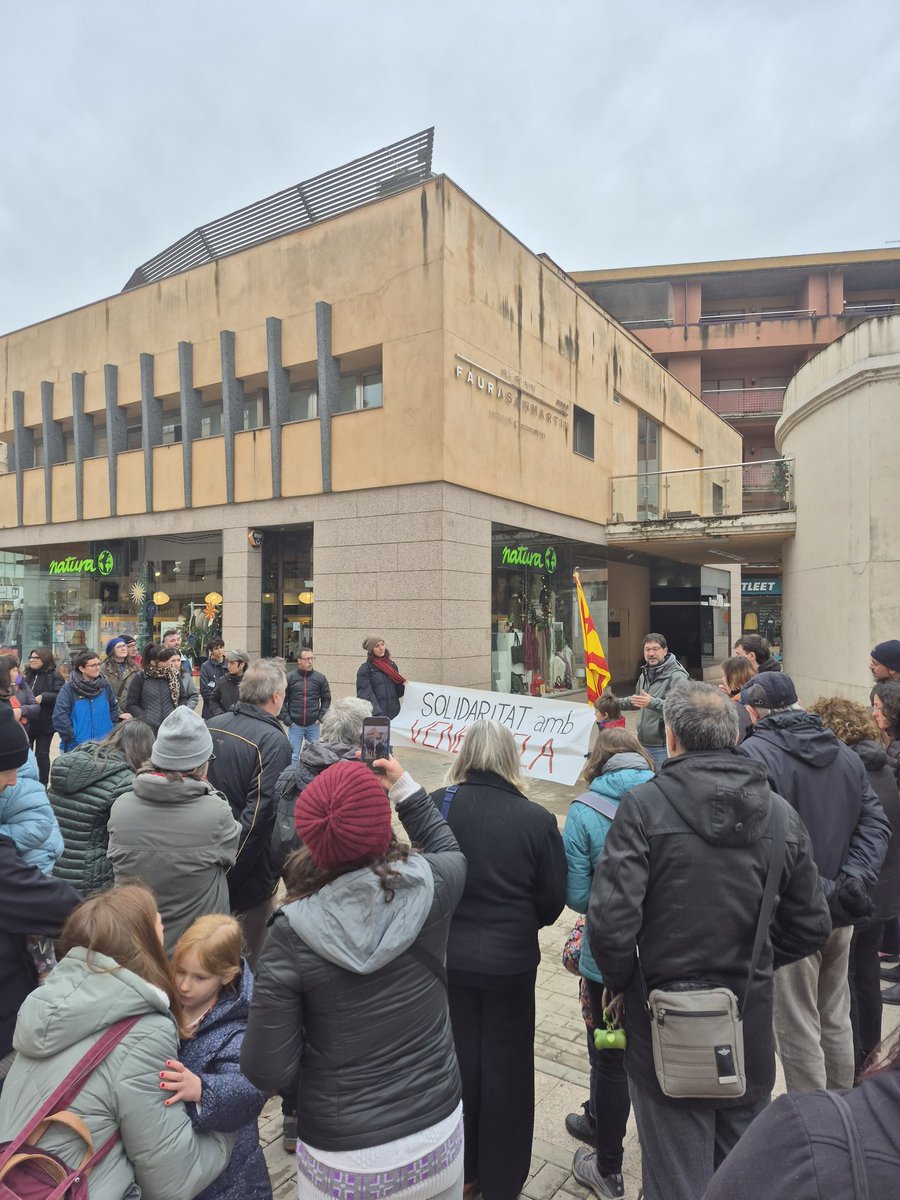 LoPanxampla's tweet photo. Solidaritat ebrenca amb #Veneçuela!
Desenes de persones ens hem concentrat a #Tortosa en suport amb Veneçuela i contra el cop d'estat de l'imperialisme ianqui.
Des dels Països Catalans, solidaritat internacionalista!!!💪💪💪 https://t.co/KxgqFZEHAA