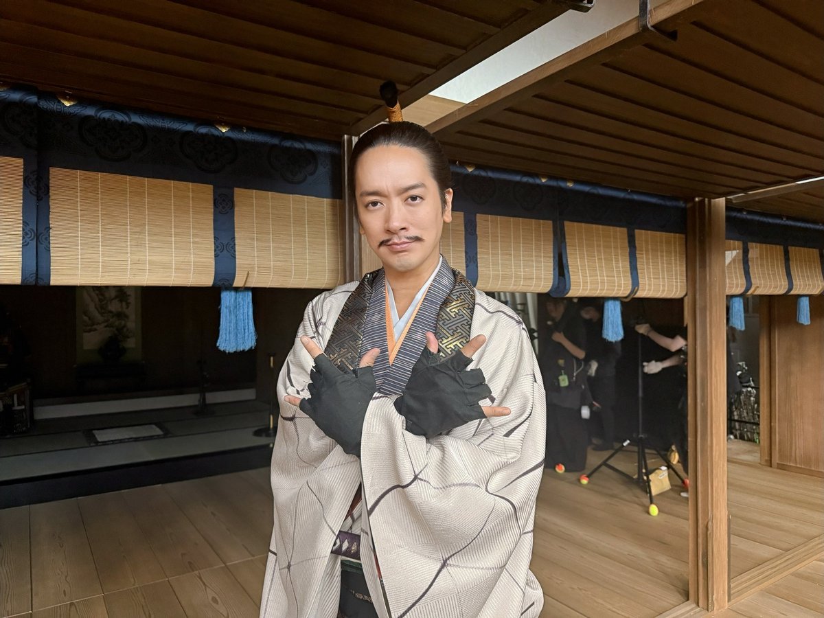 Daigo19780408's tweet image. 豊臣兄弟に出演させていただきました！

いろんな感想があって嬉しかった！

誰かわからなかった、声出すとDAIGO、意外とよかった、など多数！

斎藤義龍としての大河はもう出番はありませんがめちゃ面白かったので最後までみたい！

主演の仲野太賀さんともパチリ！

#豊臣兄弟
#手袋
#ロック