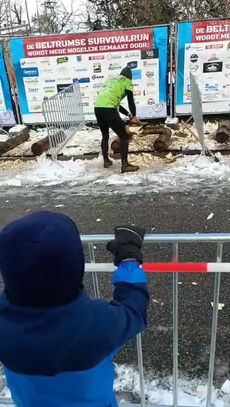 "Hup, papa. Hup, papa, hup ..." bleef kleinzoon maar roepen, zelfs tijdens het achter hem aan rennen naar zijn volgende hindernis.
Schoonzoon volbracht zijn (halve) <a href="/SurvivalBeltrum/">Survivalrun Beltrum</a>.