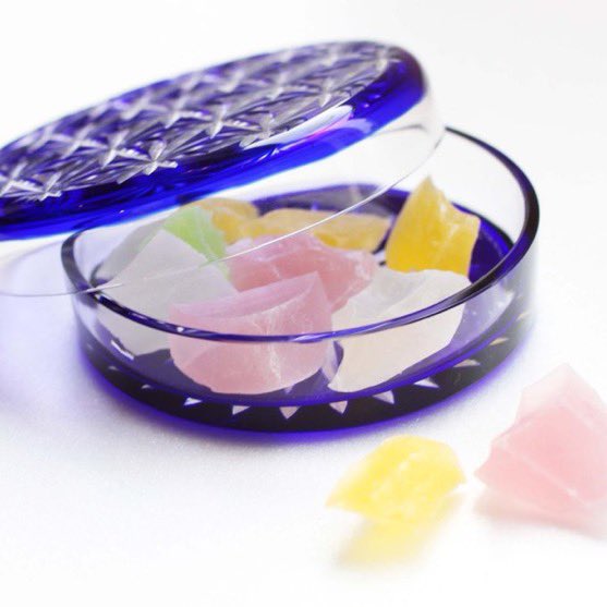 cementblue's tweet image. リポストありがとうございます。

ちなみに切子は酒器関係が多い工芸品でもありますが、これまでに無かった1つの商品で2つの切子模様が楽したらなと考えたシャーレとかもあります。各地の工芸の職人とも僕らは協業している会社です。
押上にもお店がありますのでぜひ。
store.coto-mono-michi.jp/?pid=154416575