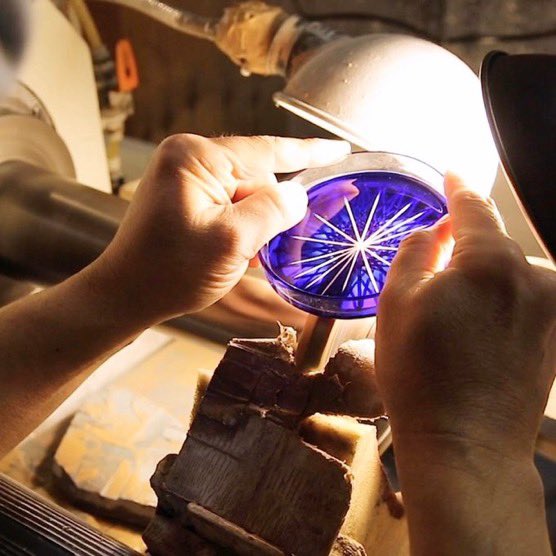 cementblue's tweet image. リポストありがとうございます。

ちなみに切子は酒器関係が多い工芸品でもありますが、これまでに無かった1つの商品で2つの切子模様が楽したらなと考えたシャーレとかもあります。各地の工芸の職人とも僕らは協業している会社です。
押上にもお店がありますのでぜひ。
store.coto-mono-michi.jp/?pid=154416575