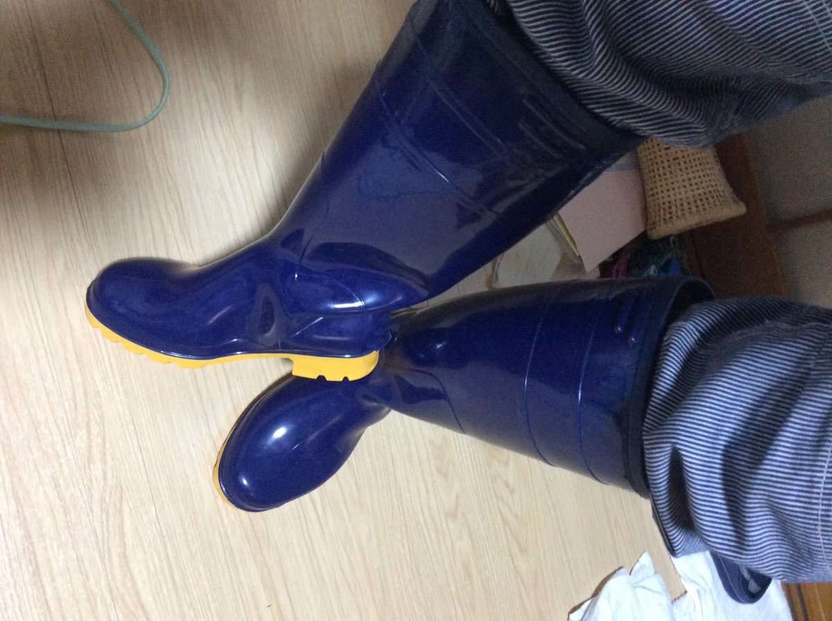 kurotuya2's tweet photo. アキレス・ワークマスター防寒タイプ・・
長靴はほとんどはワンサイズ位は大き目ですよね。
ネットで半額セールいつものサイズで購入しましたが、履いたらジャストフィット!!　大き目じゃないんだ？？
ワークマスターは～～きつく感じるかな、厚めのソックスは無理かもしれない？ https://t.co/38vpoAC94b