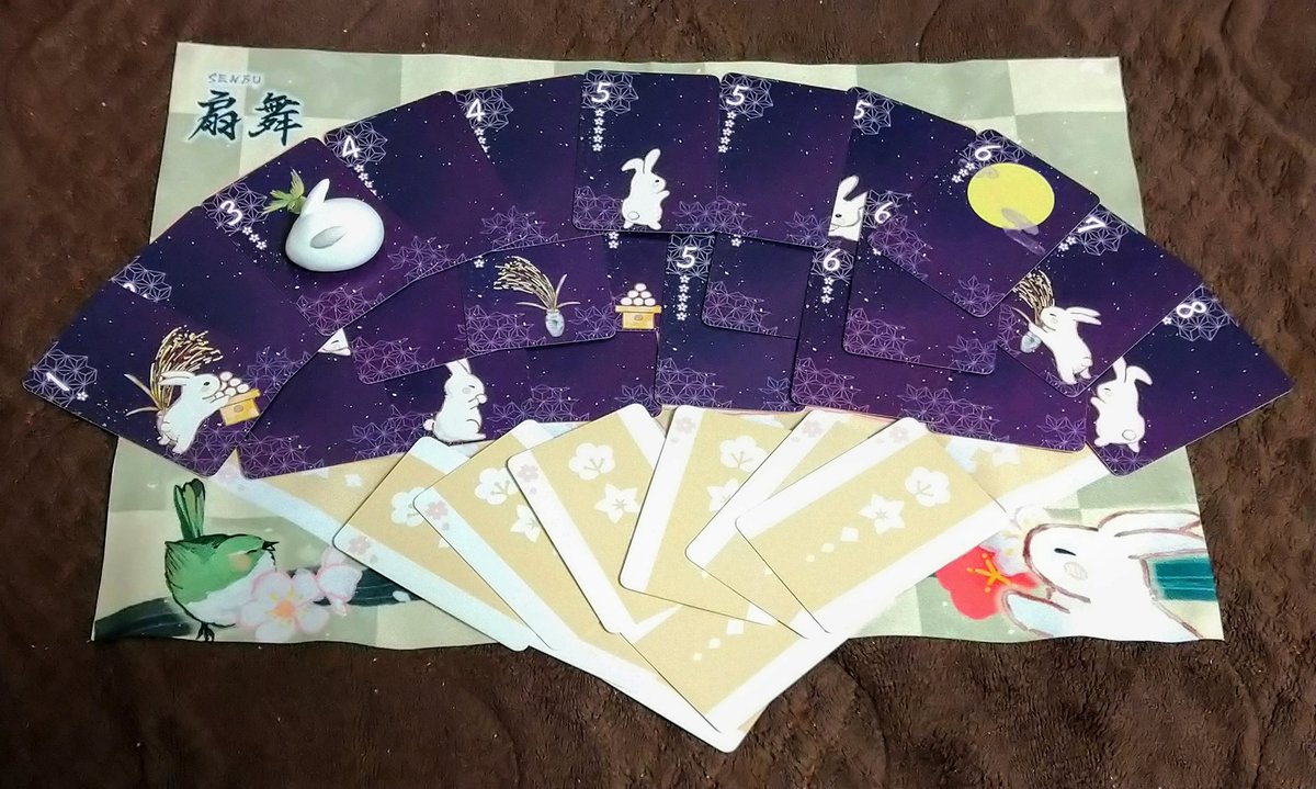 #ゲムマ戦利品 25秋⑧ 
扇舞/￥3000/茶々屋 
1-9の音札22枚を前の音札の1大きいか小さい札を並べることで扇を作るソリティアパズルゲーム 
休符札という救済策はあるけどクリアするのはかなり頭を使います(自分は3回目でようやくクリア) 
ソロだけじゃなくてチャレンジや協力など遊び応えあり #ボドゲ
