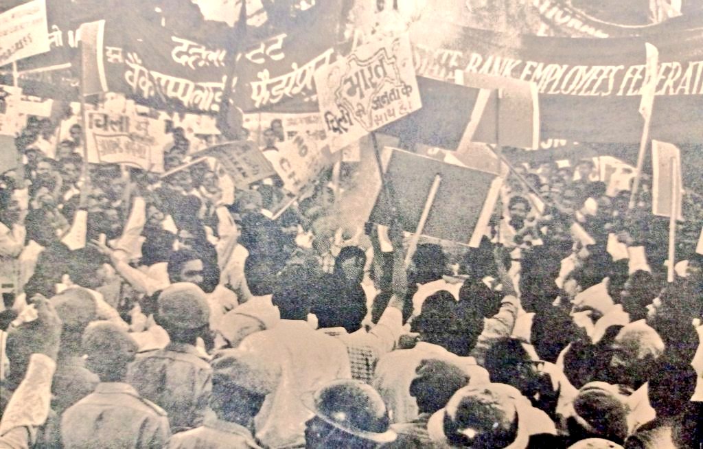 IndiaHistorypic's tweet photo. 1970s :: State Bank of India Employees Protesting Against American Intervention In Chile 

" भारत चिली की जनता के साथ है " https://t.co/xMrrLjktQz