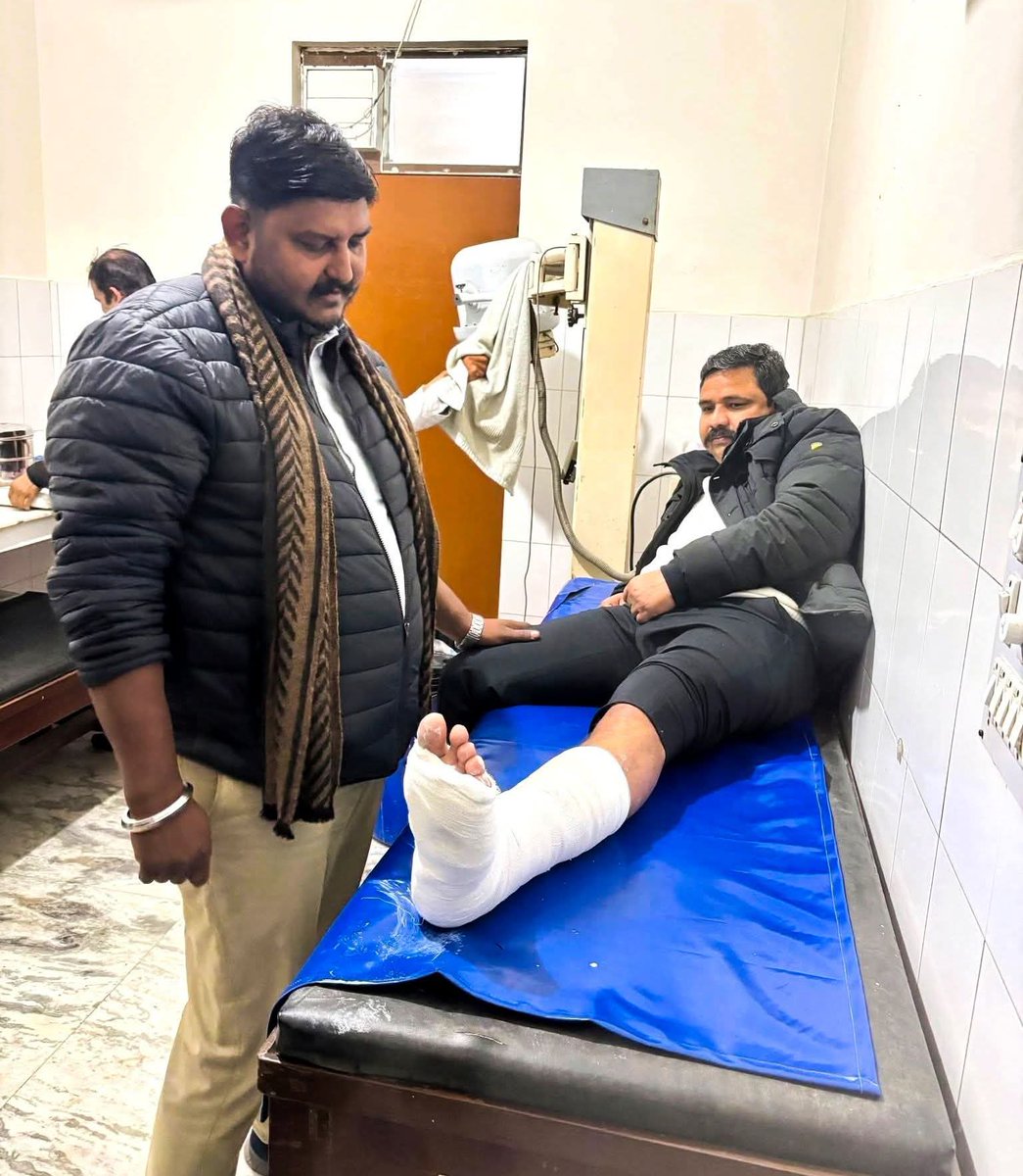 भीम आर्मी के राष्ट्रीय अध्यक्ष आदरणीय विनय रतन सिंह जी के पैर में चोट लगने के बाद भी आज हापुड़ में कार्यक्रम करने जा रहे हैं।यह सिर्फ नेतृत्व नहीं, संघर्ष के प्रति समर्पण है।
आपको सलाम अध्यक्ष जी ✊
हम आपके शीघ्र स्वस्थ होने की कामना करते हैं 
जय भीम।
<a href="/VinayRatanSingh/">Vinay Ratan Singh</a>