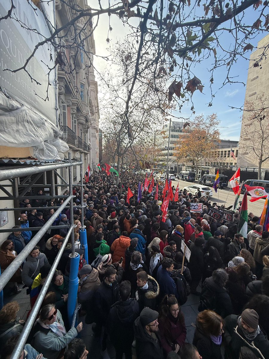 SindicaEstudian's tweet image. Gran concentración frente a la Embajada de EEUU en Madrid contra la intervención imperialista estadounidense contra Venezuela 🇻🇪 

Levantemos la solidaridad internacionalista y la lucha antiimperialista en cada rincón del mundo.

#HandsOffVenezuela #YankeesGoHome