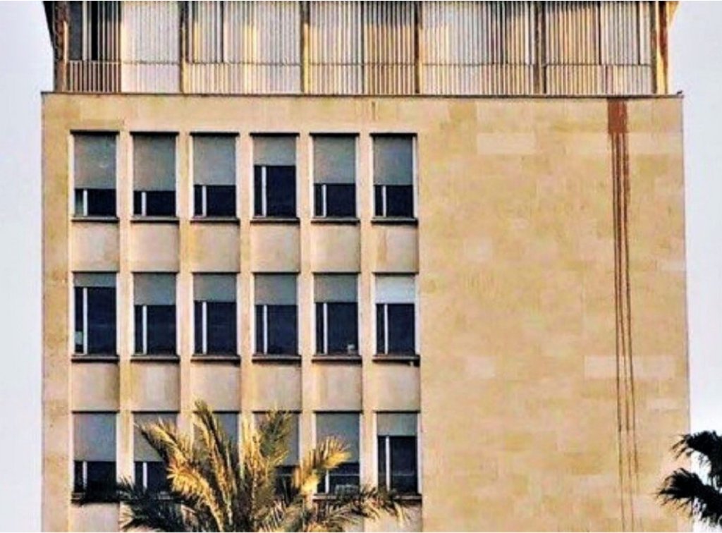 QUE BONICA ÉS BARCELONA 
A la Diagonal, a la Facultat d’Arquitectura, hi ha una taca a la seva façana des d'un dia de març de 1974. Un regalim de pintura vermella que els estudiants van llançar des d'una finestra als grisos que els assetjaven perquè protestaven per l’execució de