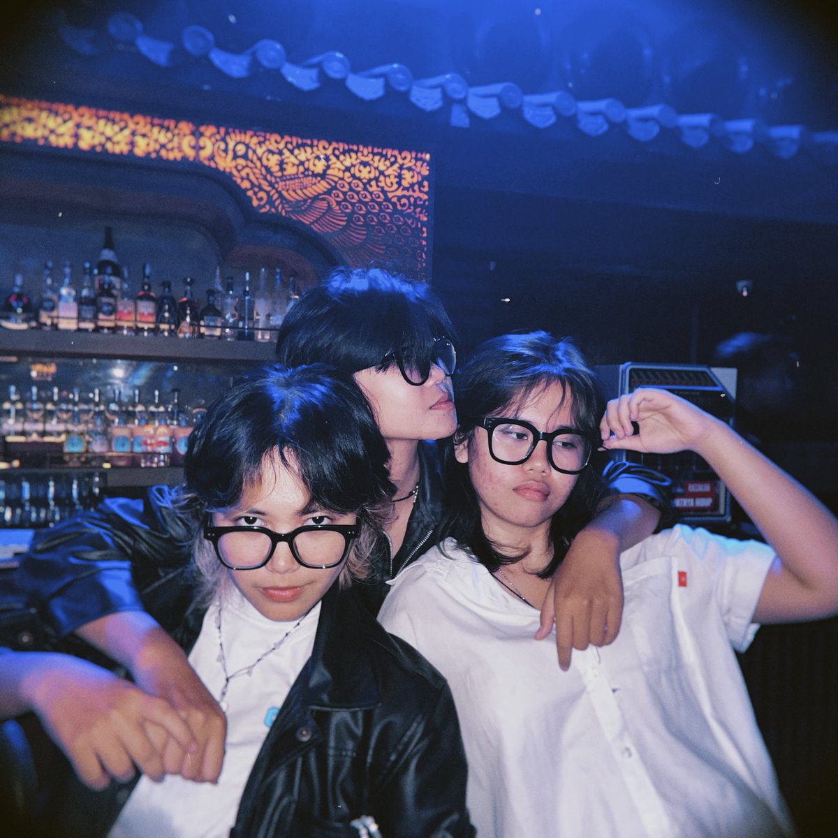 marinicocean's tweet photo. vibin with my girls https://t.co/BoXvj0LLGC