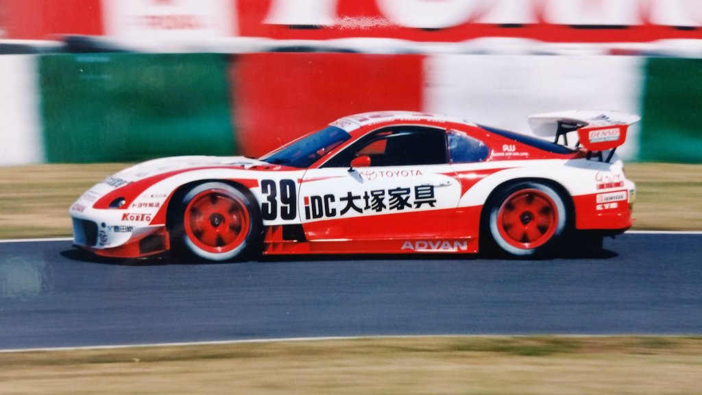 🤠2026年初ポストは2000年8月26日に決勝が行われたPOKKA1000キロ。
P.P&amp;優勝🏆は18号車はTAKATA無限×童夢NSX。　
☆脇坂寿一・金石勝智・伊藤大輔。
23号車　NISMO。
☆片山右京・大八木信行・青木孝行。
39号車　iDC大塚家具サードスープラ。
☆影山正彦・ラルフ・ファーマン・織戸学。