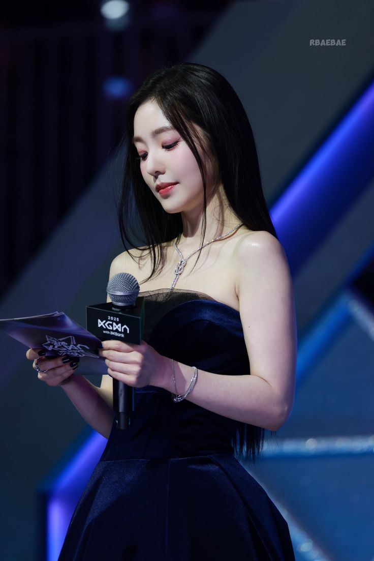 mistoteos's tweet image. ㅤㅤ
Ia menambahkan pengingat singkat.

“Kita akan berkumpul kembali pukul delapan malam untuk sesi yang lebih seru, jadi jangan ke mana-mana, ya!"

Lampu ruangan kembali terang, musik latar diperdengarkan.
ㅤㅤ