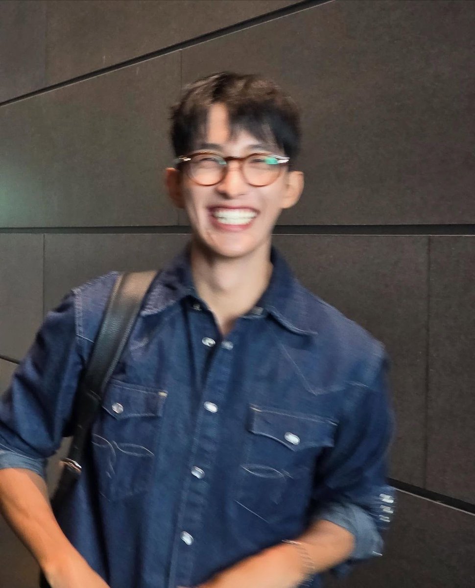 suncaid's tweet photo. and guess who’s the coworker? this guy 🤗🤗 https://t.co/OoonMpIDlW