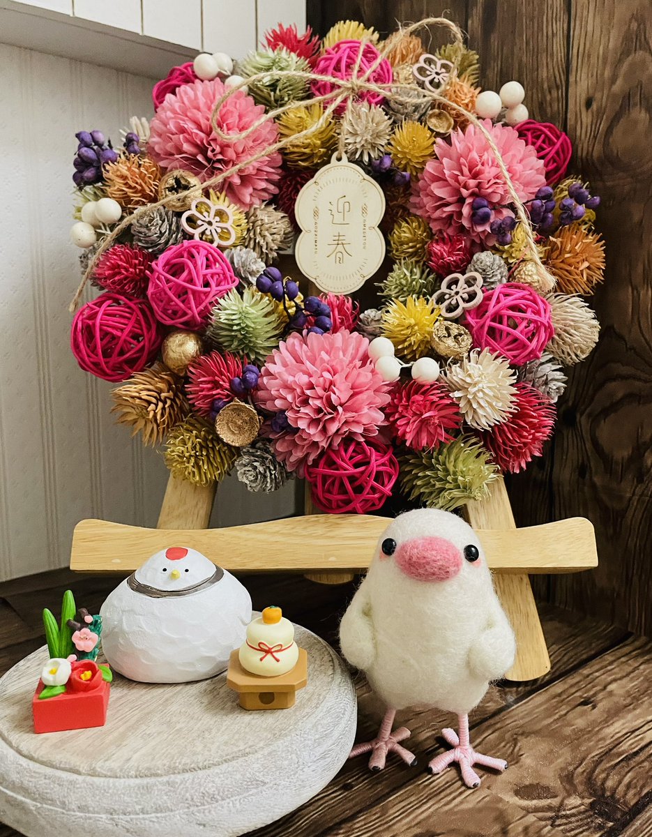 遅くなりましたが
　明けましておめでとうございます♪

昨年なり＊なりのコトリ達をご覧くださった皆様お迎えくださった皆様本当にありがとうございました
本年も体調と家用を考慮しながらのゆるゆる活動になりますがどうぞよろしくお願いいたします( •ө• )💕
 #羊毛フェルト小鳥