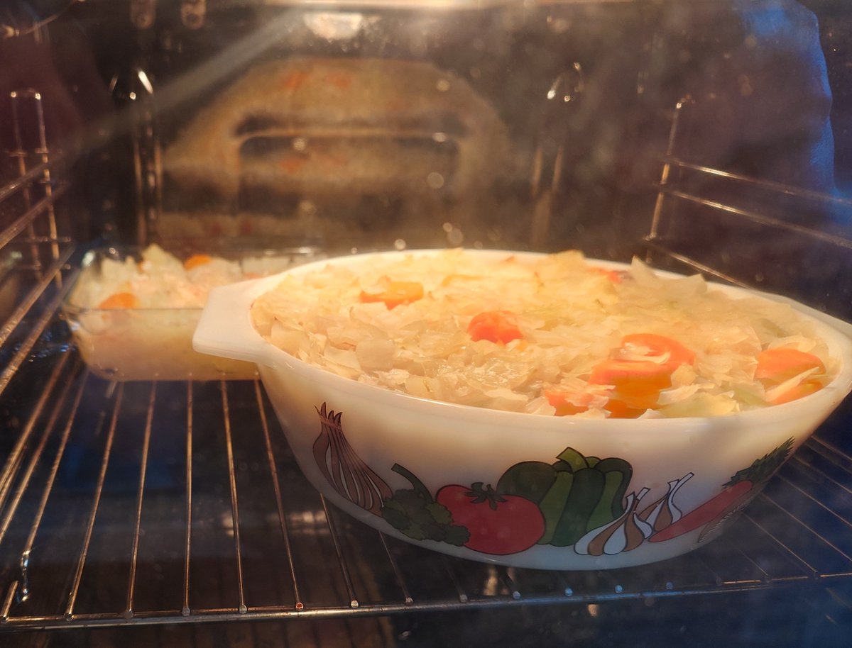 #ruokatwiitti Kaalilaatikon sitten tein ja ostin liian ison kaalin, niin toinen astia ilman lihaa. Proteiinijälkkäri. Maistui ja siirtyi.