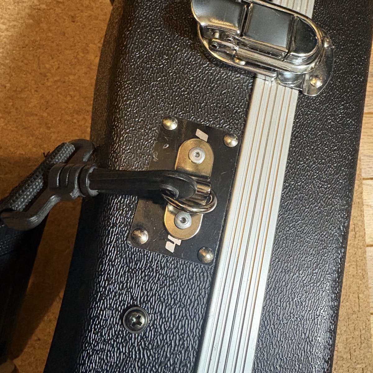 playtechの楽器ケースにカン座をリベットどめして肩がけできるようにしてみた。これで車のトランクを閉めるときに、ケースを股に挟んで耐える試練が無くなるはず。