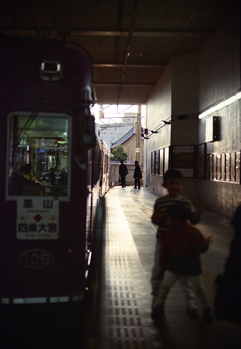mtkFE's tweet image. 夕陽が差し込む嵐電のホーム。
交代のついでに雑談してる運転手と車掌。
記念写真を撮る子どもたち。
京都のこの風景がいつまでも残ってほしい。

Nikon F100 / Ai AF NIKKOR 50mm F1.4D
Kodak ULTRAMAX400