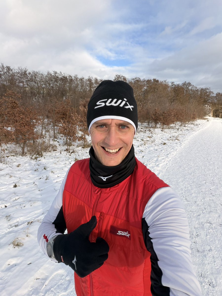 VeselyJan's tweet image. 🔺 Volný běh po nemoci 🤧🏃‍♂️
Jen 20 minut na otestování, jak se tělo tváří… žádné hrdinství, jen kontrolní jízda 😅

Tělo opatrné, ale hlava spokojená 🧠✨
A někdy přesně tohle stačí – vrátit se zpátky do rytmu 🎵💪

Malý krok pro běžce, velký boost pro psychiku 😄
#comebackrun