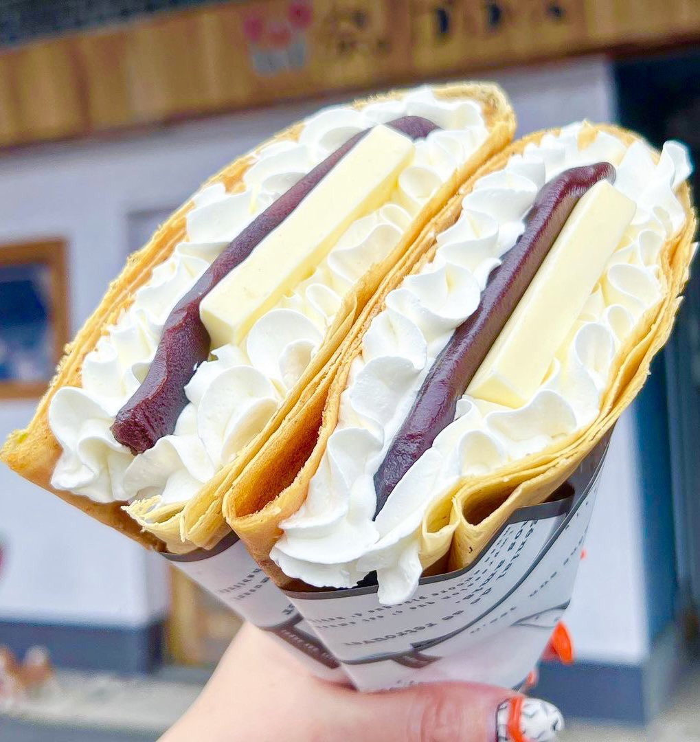 愛知県豊橋市新川駅近くにあるお店「奈。かふぇ」の、パリパリの生地にあんことバターを合わせ、たっぷりのホイップクリームが入ったクレープ「あんばたーホイップ」✨