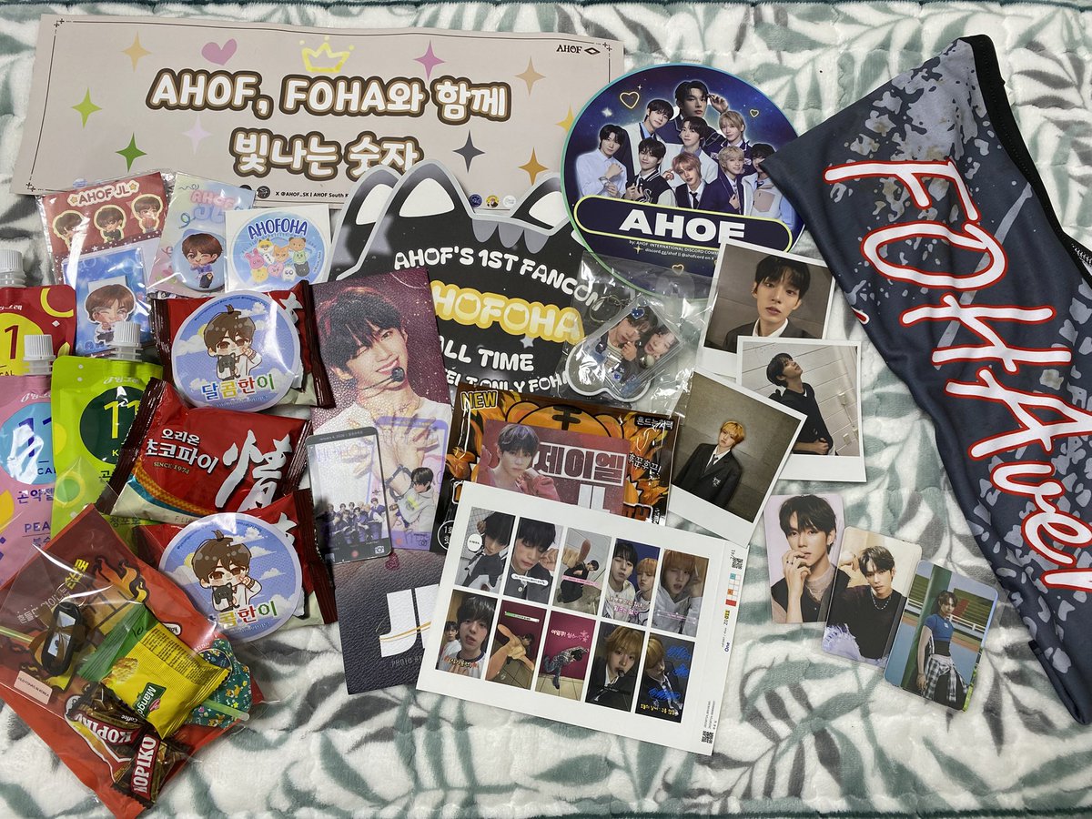 jlstaaarr's tweet photo. Freebies that I got from Fancon. Thank you to everyone who gave these 🥰
And also my very first lightstick that I bought, with PCs and exclusive PCs from Fancon 🫶🏻💙

AHOF 1st KOREA FANCON D-2
#AHOF #아홉 
#AHOFOHA_아홉한국첫팬콘 https://t.co/tpyOCnrzZx