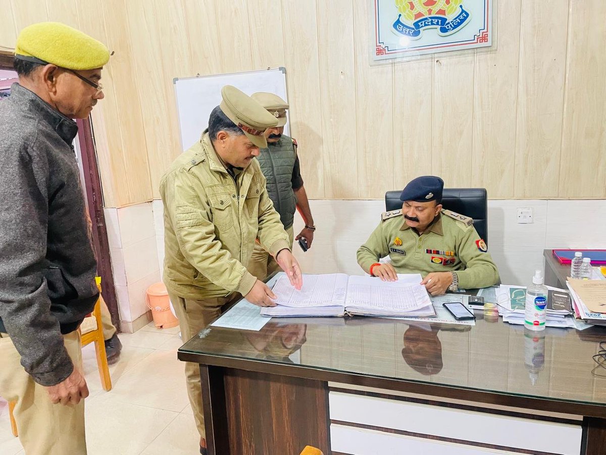 kanpurnagarpol's tweet photo. पुलिस उपायुक्त सेन्ट्रल द्वारा थाना फजलगंज का औचक निरीक्षण....

दिनांक 04.01.2026 को पुलिस उपायुक्त सेन्ट्रल, श्री श्रवण कुमार सिंह महोदय द्वारा थाना फजलगंज का औचक निरीक्षण किया गया। निरीक्षण के दौरान थाना परिसर, कार्यालय, मालखाना, शस्त्रागार, हवालात, अभिलेखों एवं अन्य व्यवस्थाओं का गहन अवलोकन किया गया।
निरीक्षण के समय पुलिस उपायुक्त सेन्ट्रल महोदय द्वारा थाना कार्यालय में रखे अभिलेखों, रजिस्टरों एवं अभिलेखीय कार्यों की जांच कर आवश्यक दिशा-निर्देश दिए गए। उन्होंने थाने की साफ-सफाई, अभिलेखों के अद्यतन, जनसुनवाई की गुणवत्ता, महिला हेल्प डेस्क की कार्यप्रणाली, महिला शिकायतों के त्वरित व संवेदनशील निस्तारण तथा कानून-व्यवस्था को और अधिक सुदृढ़ बनाए रखने हेतु संबंधित अधिकारियों/कर्मचारियों को निर्देशित किया। @Uppolice @Dcpcentralknr