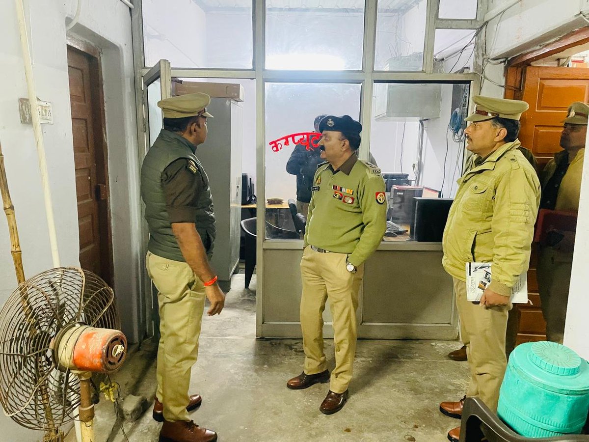 kanpurnagarpol's tweet photo. पुलिस उपायुक्त सेन्ट्रल द्वारा थाना फजलगंज का औचक निरीक्षण....

दिनांक 04.01.2026 को पुलिस उपायुक्त सेन्ट्रल, श्री श्रवण कुमार सिंह महोदय द्वारा थाना फजलगंज का औचक निरीक्षण किया गया। निरीक्षण के दौरान थाना परिसर, कार्यालय, मालखाना, शस्त्रागार, हवालात, अभिलेखों एवं अन्य व्यवस्थाओं का गहन अवलोकन किया गया।
निरीक्षण के समय पुलिस उपायुक्त सेन्ट्रल महोदय द्वारा थाना कार्यालय में रखे अभिलेखों, रजिस्टरों एवं अभिलेखीय कार्यों की जांच कर आवश्यक दिशा-निर्देश दिए गए। उन्होंने थाने की साफ-सफाई, अभिलेखों के अद्यतन, जनसुनवाई की गुणवत्ता, महिला हेल्प डेस्क की कार्यप्रणाली, महिला शिकायतों के त्वरित व संवेदनशील निस्तारण तथा कानून-व्यवस्था को और अधिक सुदृढ़ बनाए रखने हेतु संबंधित अधिकारियों/कर्मचारियों को निर्देशित किया। @Uppolice @Dcpcentralknr