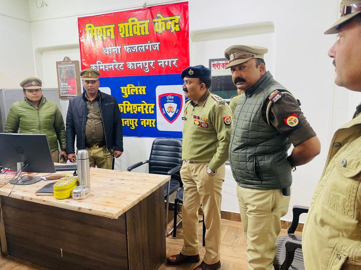kanpurnagarpol's tweet photo. पुलिस उपायुक्त सेन्ट्रल द्वारा थाना फजलगंज का औचक निरीक्षण....

दिनांक 04.01.2026 को पुलिस उपायुक्त सेन्ट्रल, श्री श्रवण कुमार सिंह महोदय द्वारा थाना फजलगंज का औचक निरीक्षण किया गया। निरीक्षण के दौरान थाना परिसर, कार्यालय, मालखाना, शस्त्रागार, हवालात, अभिलेखों एवं अन्य व्यवस्थाओं का गहन अवलोकन किया गया।
निरीक्षण के समय पुलिस उपायुक्त सेन्ट्रल महोदय द्वारा थाना कार्यालय में रखे अभिलेखों, रजिस्टरों एवं अभिलेखीय कार्यों की जांच कर आवश्यक दिशा-निर्देश दिए गए। उन्होंने थाने की साफ-सफाई, अभिलेखों के अद्यतन, जनसुनवाई की गुणवत्ता, महिला हेल्प डेस्क की कार्यप्रणाली, महिला शिकायतों के त्वरित व संवेदनशील निस्तारण तथा कानून-व्यवस्था को और अधिक सुदृढ़ बनाए रखने हेतु संबंधित अधिकारियों/कर्मचारियों को निर्देशित किया। @Uppolice @Dcpcentralknr