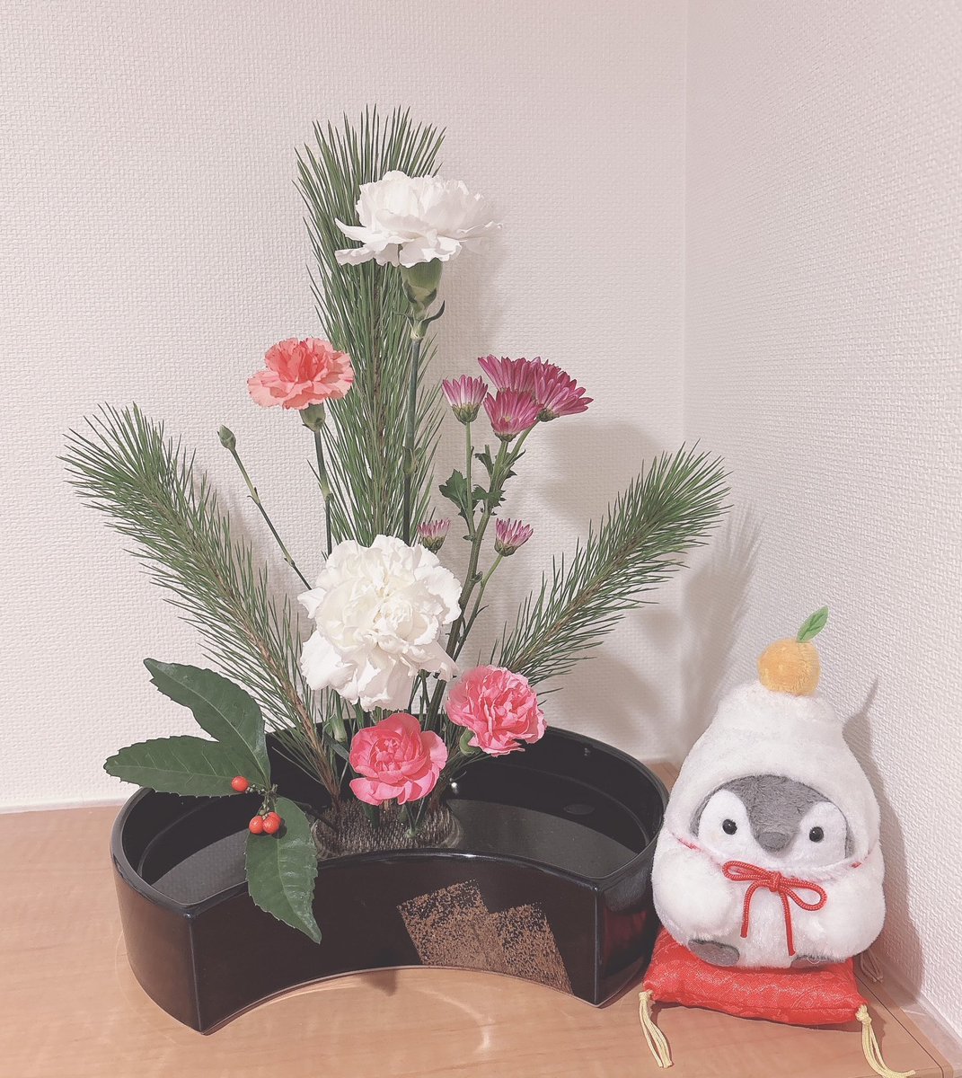 遅くなりましたが明けましておめでとうございます🎍

昨年は暖かく見守ってくださりありがとうございました🍀今年もゆるりとよろしくお願い致します😌

年始から夜勤に連勤で有給でようやくのんびりした1日を過ごすことができました🍵
今年のお花は生花体験として後輩に教えながら生けてもらいました🥰