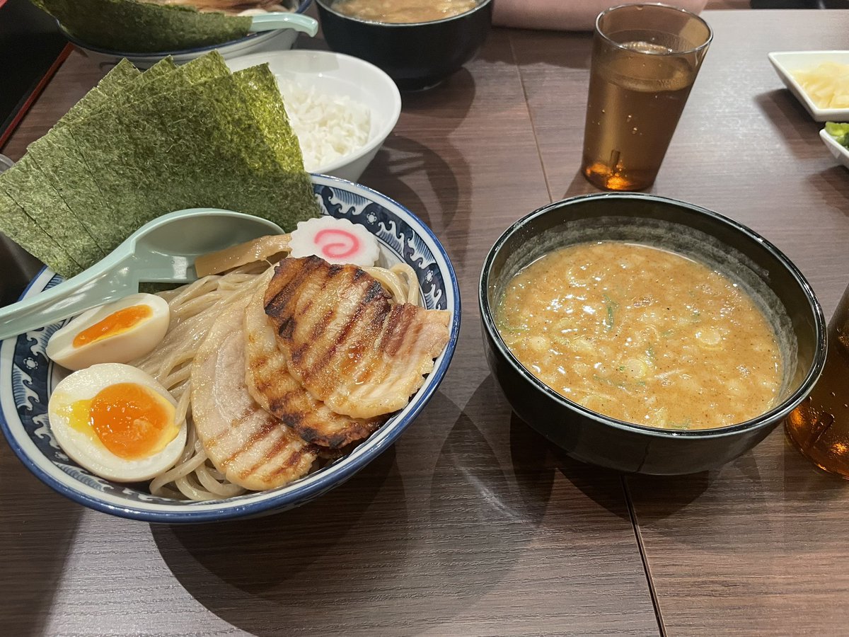 ryu92po's tweet photo. 年末年始休み最終日にカロリーの爆弾食らった！ https://t.co/eS5ia1pFm6