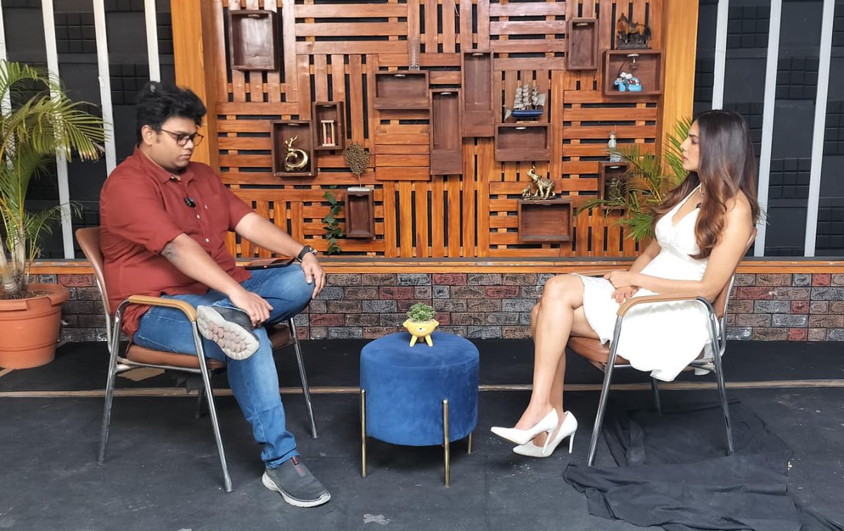 SKMedia_PR's tweet photo. #MalavikaMohanan opens up on #TheRajaSaab! 🎬

Loved sharing her thoughts and fun BTS moments with @GulteOfficial , #HitTV, @igtelugu , and #iDream ❤️

@MalavikaM_ https://t.co/dAw2xtNPjD