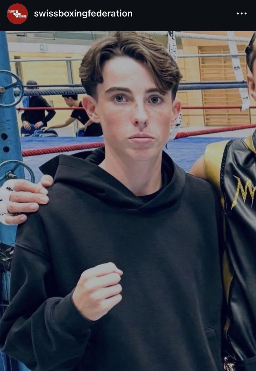 BastionMediaFR's tweet image. ⚫️🕊️🇨🇭 𝗛𝗢𝗠𝗠𝗔𝗚𝗘 — Benjamin Johnson, 18 ans, grand espoir de la boxe suisse, a sacrifié sa vie pour sauver celle d’une amie lors du tragique incendie de Crans-Montana.

La Fédération suisse de boxe a salué son courage dans un communiqué : « Il a perdu la vie en portant…