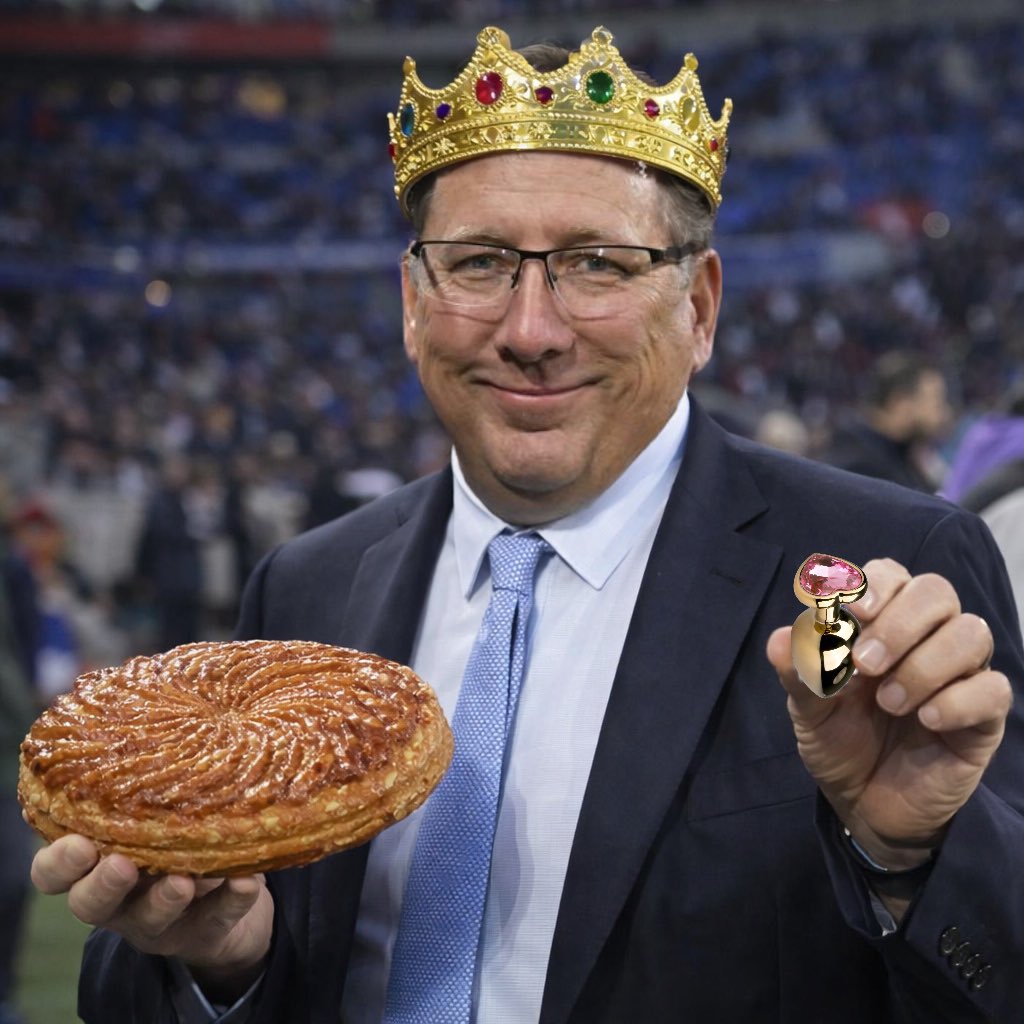 LyonUF's tweet photo. 🦁🚨 ALERTE INFO – John Textor se déclare Roi de Lyon après avoir trouvé la fève dans la galette des rois. https://t.co/nvYjOuVmMe