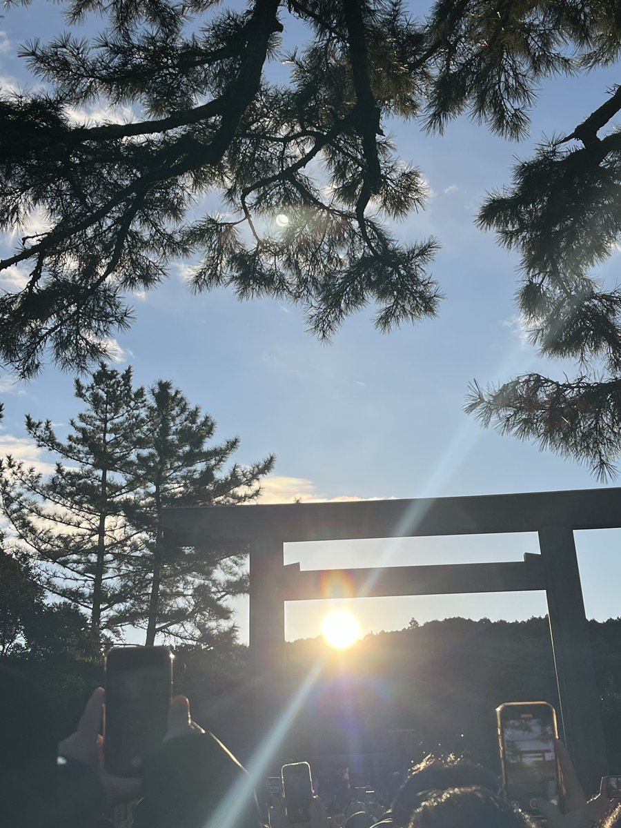 深夜0時に出発して5時に伊勢神宮下宮に到着🚗それから内宮に向かい鳥居の前で1時間くらい待機してようやくご来光🌅を収めることが出来ました😊✨✨✨✨その後は赤福食べたり伊勢うどん食べたり。
念願の伊勢神宮に参拝できて清々しい気持ちになりました😊😊