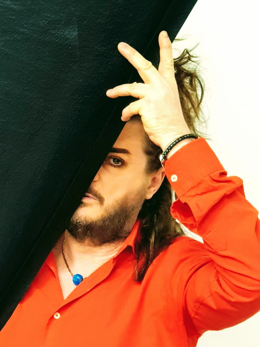 Berlin zeigt Gesicht, nur ohne Licht. Vier Tage nach Silvester ist das Stadtbild unsichtbar, doch es bleibt dunkel. Und während Kerzen angezündet werden, fragt man sich hier nicht: „Wie konnte das passieren?“, sondern: „Lässt sich das gendern?“ Denn hier bekommst du jedes