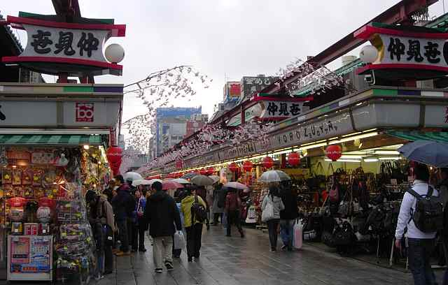 htomsn's tweet photo. 浅草と言えば、やはり仲見世通りですね。いつも込み合っています。#tokyo https://t.co/3sMBIItlfl
