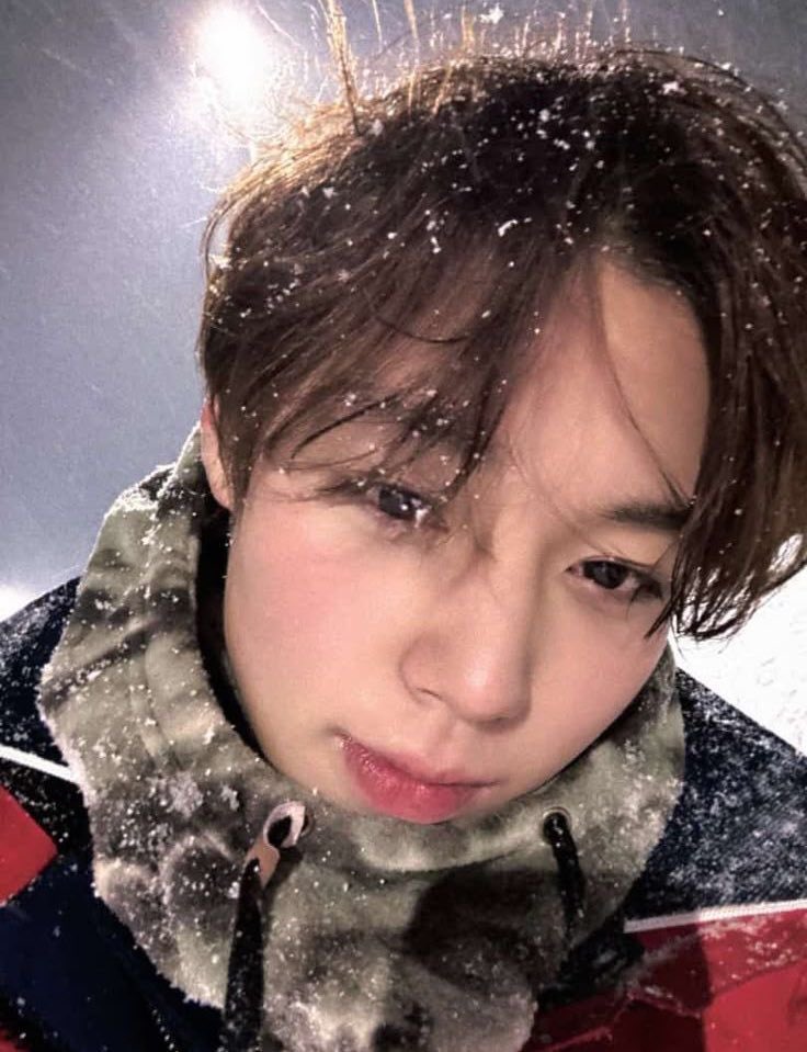 #heatedrivalry x #shse #au 

birbirinden nefret eden iki rakip takımın yıldız hokey oyuncuları, düşmanlıklarının beklenmedik biçimde gizli ve karmaşık bir ilişkiye dönüşmesiyle kontrolden çıkan bir durumun içine sürüklenir.