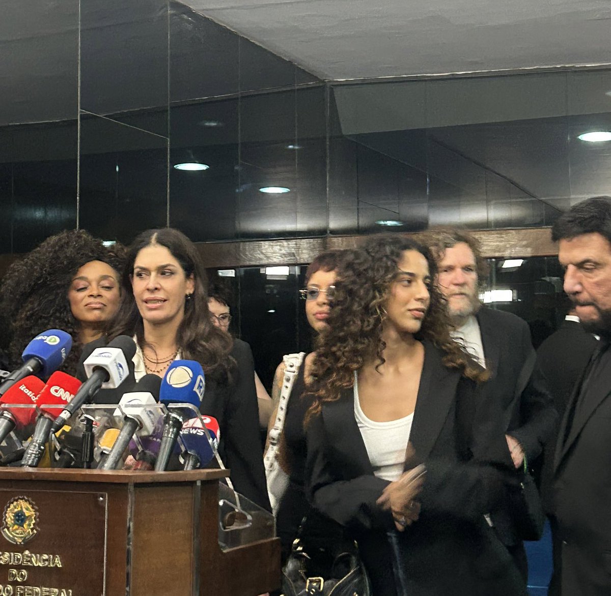 updatecharts's tweet image. Marina Sena sobre a importância de artistas se posicionarem politicamente:

“Mesmo sendo artista, você é afetado por tudo o que acontece do mesmo jeito. Continua sendo um cidadão com CPF. A classe artística tem um papel simbólico muito importante de estimular pensamento,…